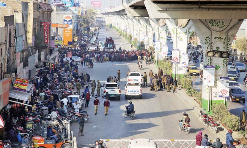 Students block Murree Road in Rawalpindi on Saturday against the proposed privatisation of Government Gordon College. — Online